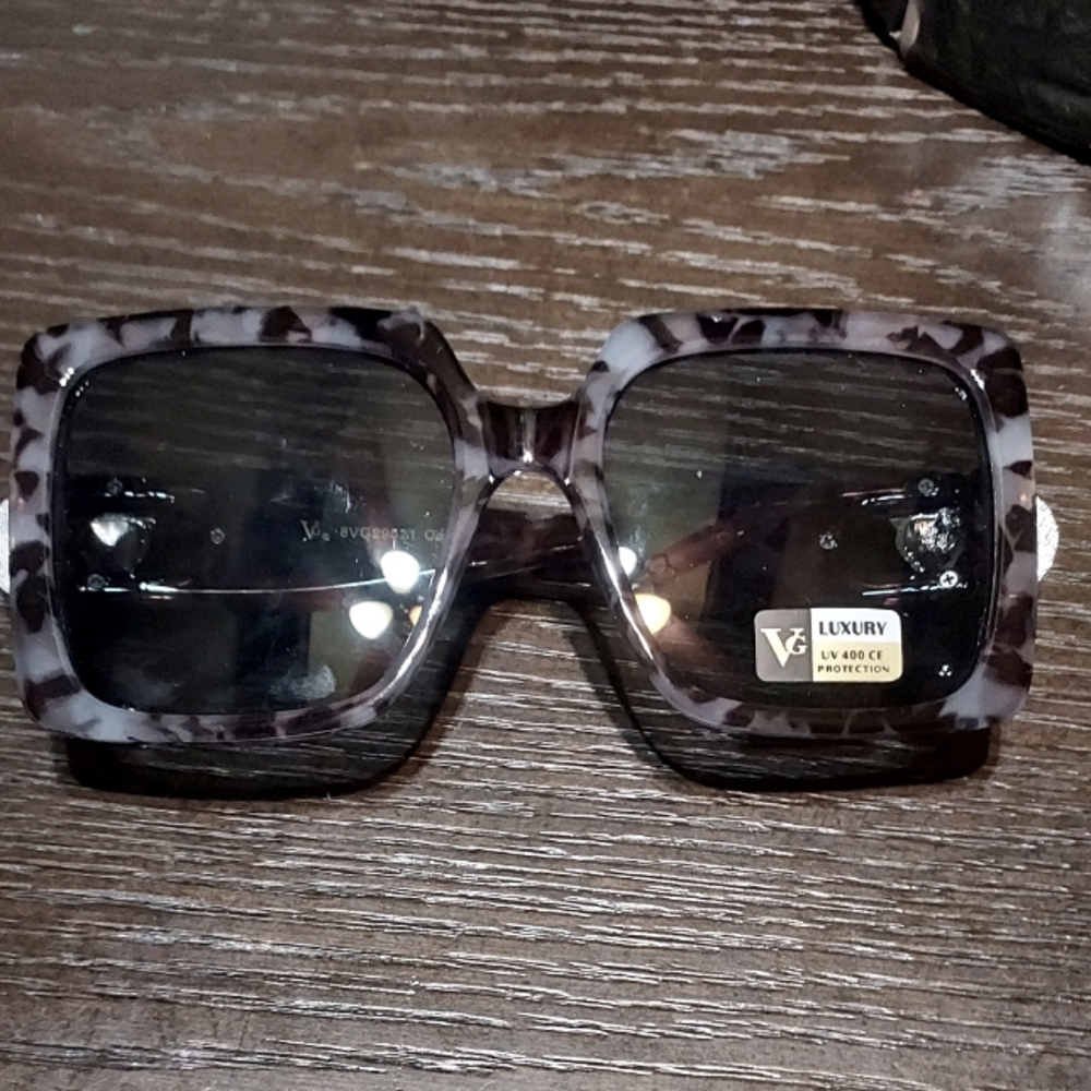 Square Sunglasses - Black and Gray